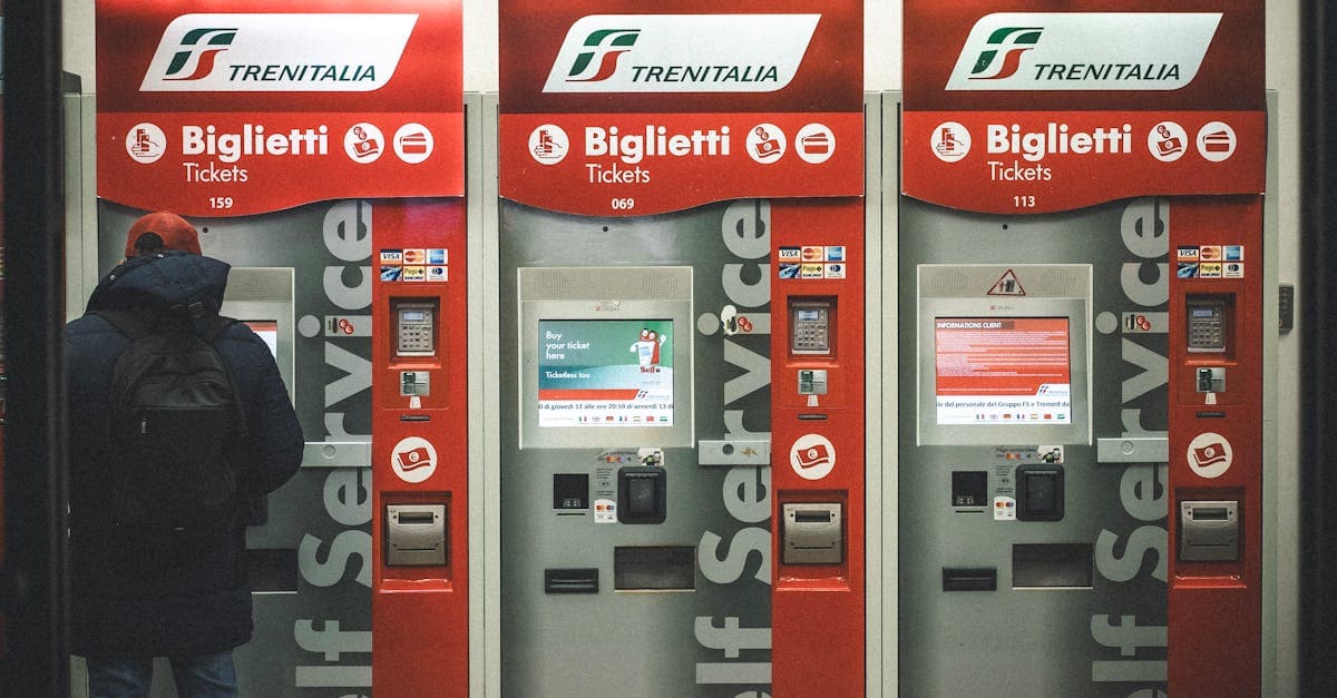 Viaggiatore alle biglietterie Trenitalia a Firenze: come prenotare i biglietti salta fila per le best things to do in florence