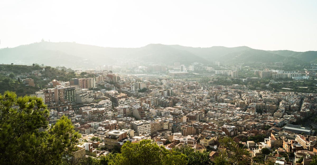 Luchtfoto van Barcelona met bergen op de achtergrond, ideaal voor het plannen van je reis.