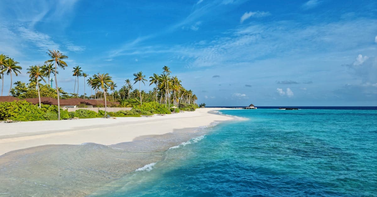 Spiaggia delle Maldive con acque turchesi e sabbia bianca nei mesi di transizione aprile e novembre