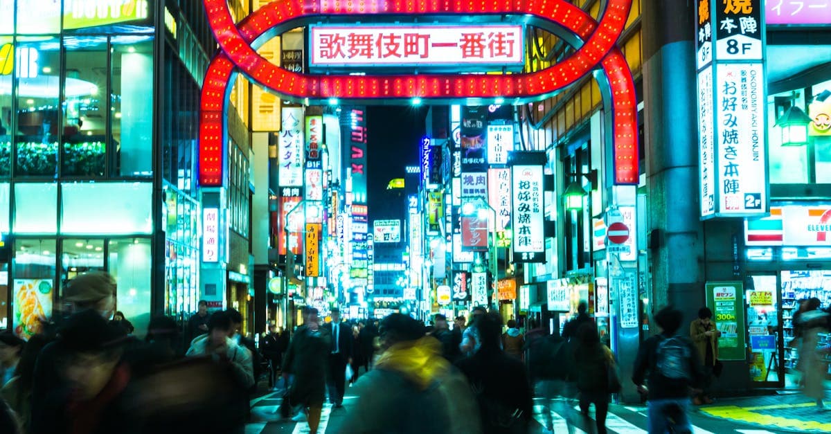 Rues animées de Shinjuku la nuit avec néons, illustration du besoin en données pour une eSIM Japon