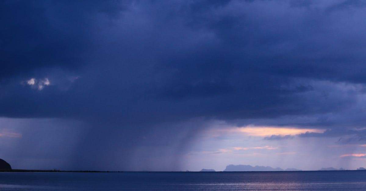 พายุแรงบนท้องทะเล thailand rainy season อันดามันเหนืออ่าวไทย เมฆดำและแสงแดดส่องผ่าน