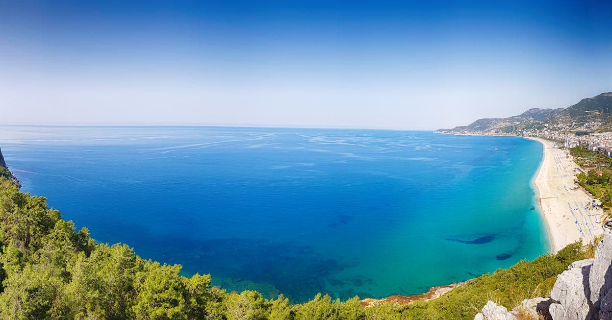 Panoramic view of Alanya's turquoise coastline and beach in Antalya, Turkey, ideal for all-inclusive holidays