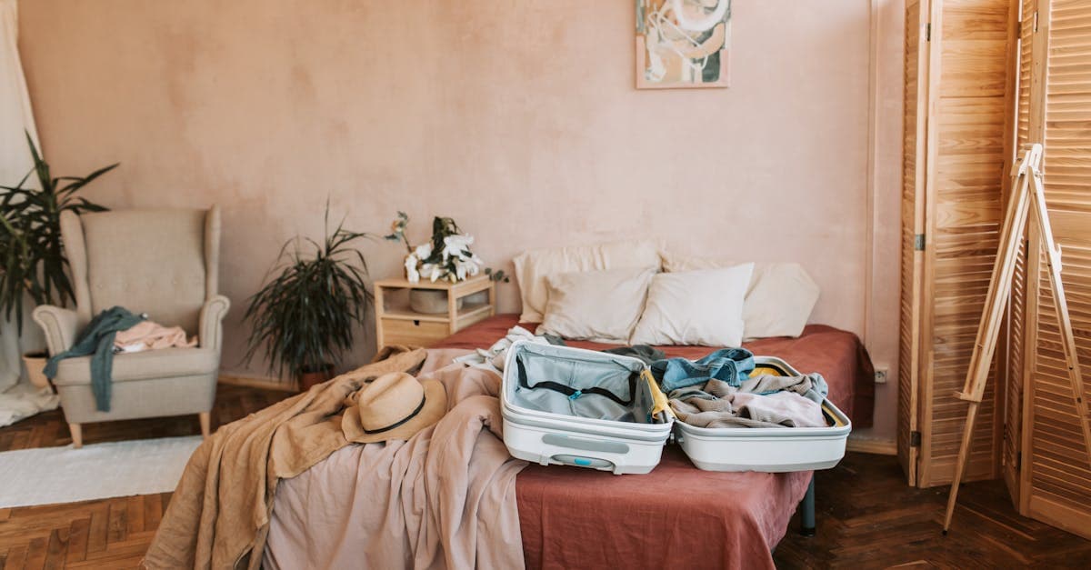 Valigia aperta su un letto in camera accogliente: le cose indispensabili che non possono mancare nel bagaglio