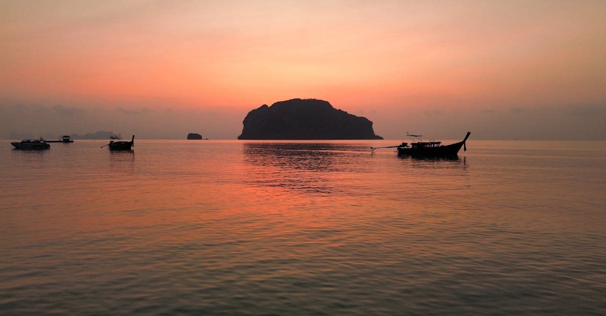 Friedlicher Sonnenaufgang über der Phang Nga Bay – typisches Thailand Wetter in der klaren Trockenzeit