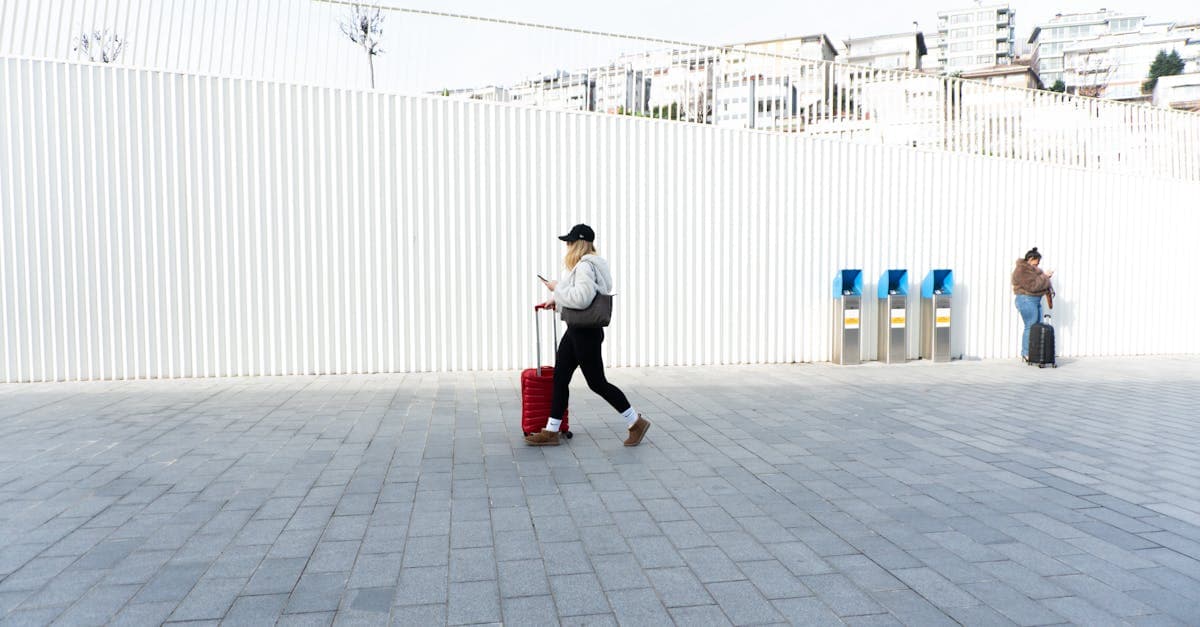 Kabataş İstanbul'da bavuluyla yürüyen kişi, eSIM destekleyen telefonlarla seyahat eden modern kullanıcı