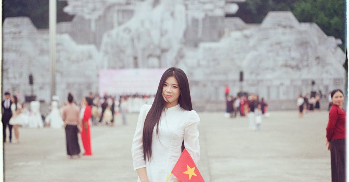 Thiếu nữ mặc áo dài cầm cờ Việt Nam, hướng dẫn đăng ký roaming Vinaphone qua SMS gửi 9123.