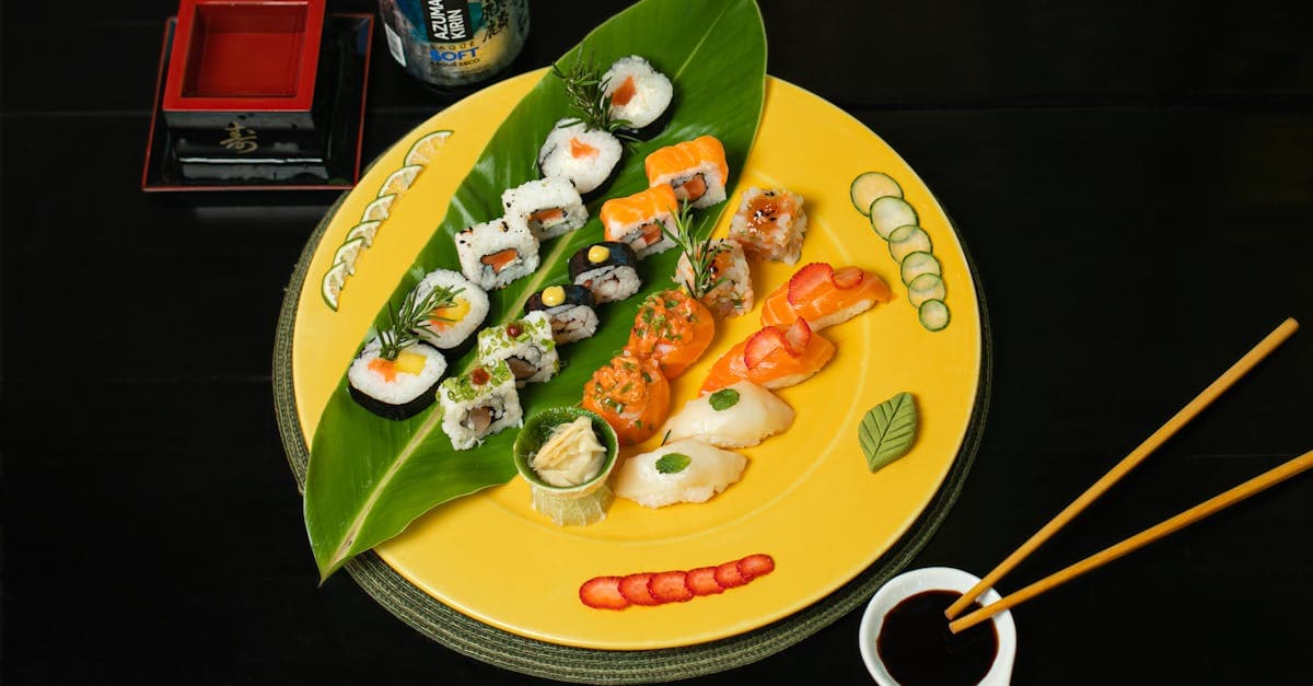 Prato de sushi impecável com nigiri e uramaki, a resposta visual para o que comer no japão.