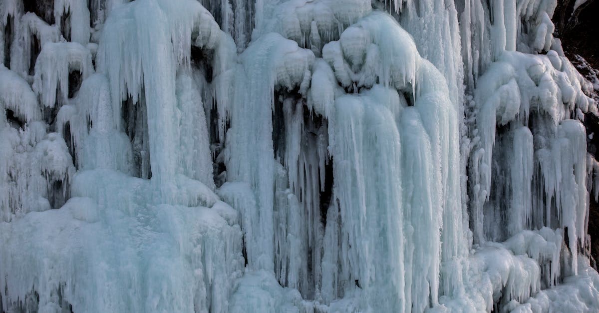 일본 날씨 자주 묻는 질문과 관련된 겨울철 얼어붙은 폭포의 경이로운 얼음 결정 풍경