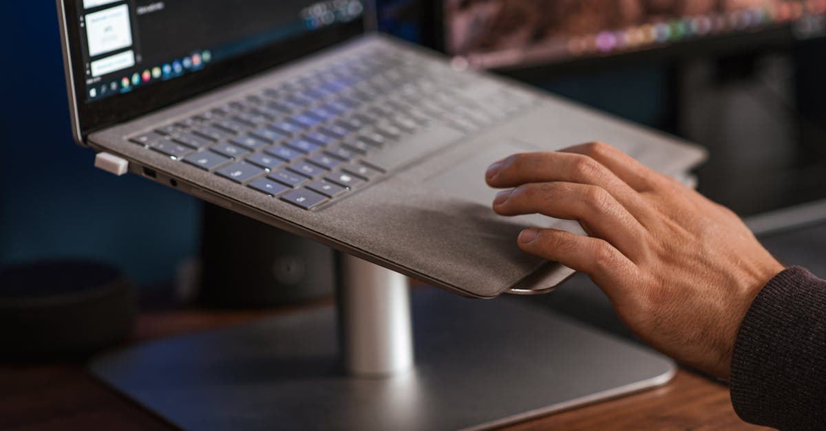 Personne analysant les coûts de location et d'achat d'un boitier wifi portable sur son ordinateur