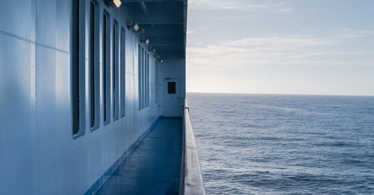 Ferry naviguant sur une mer calme, illustrant l'importance de souscrire une assurance annulation voyage