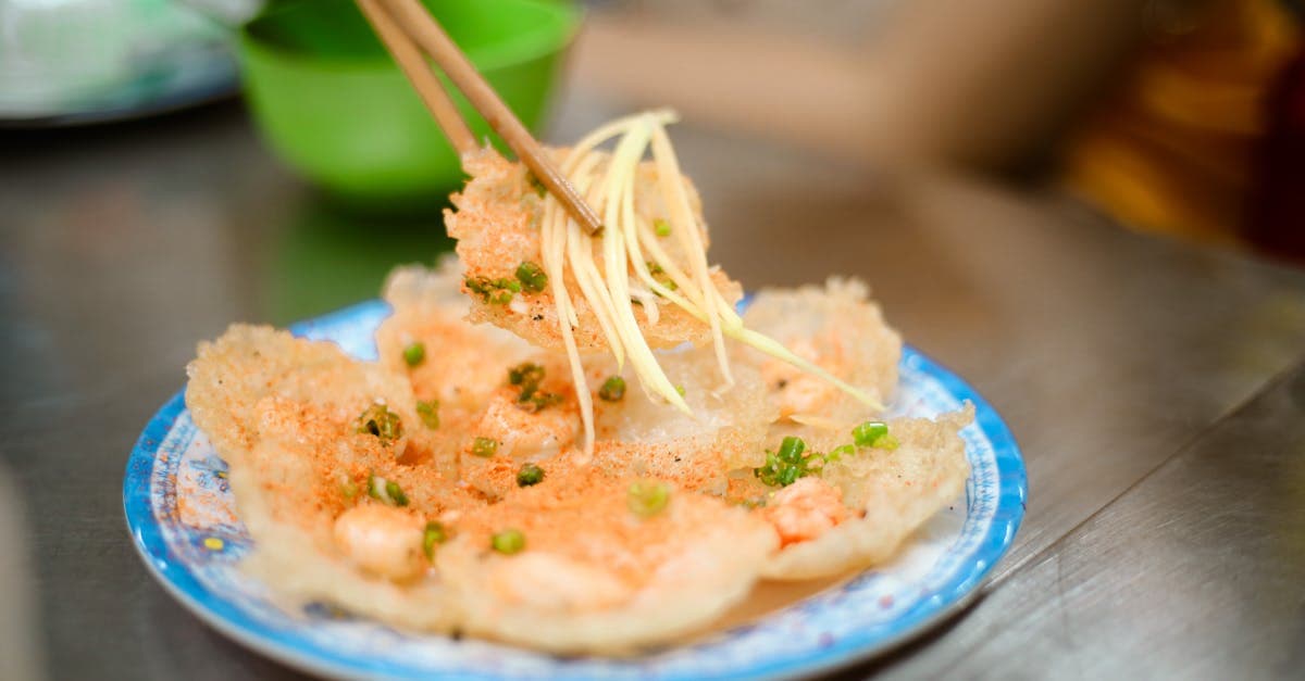 Close-up van Vietnamese garnalenrijstchips met eetstokjes in Vũng Tàu, betaalbaar streetfood.