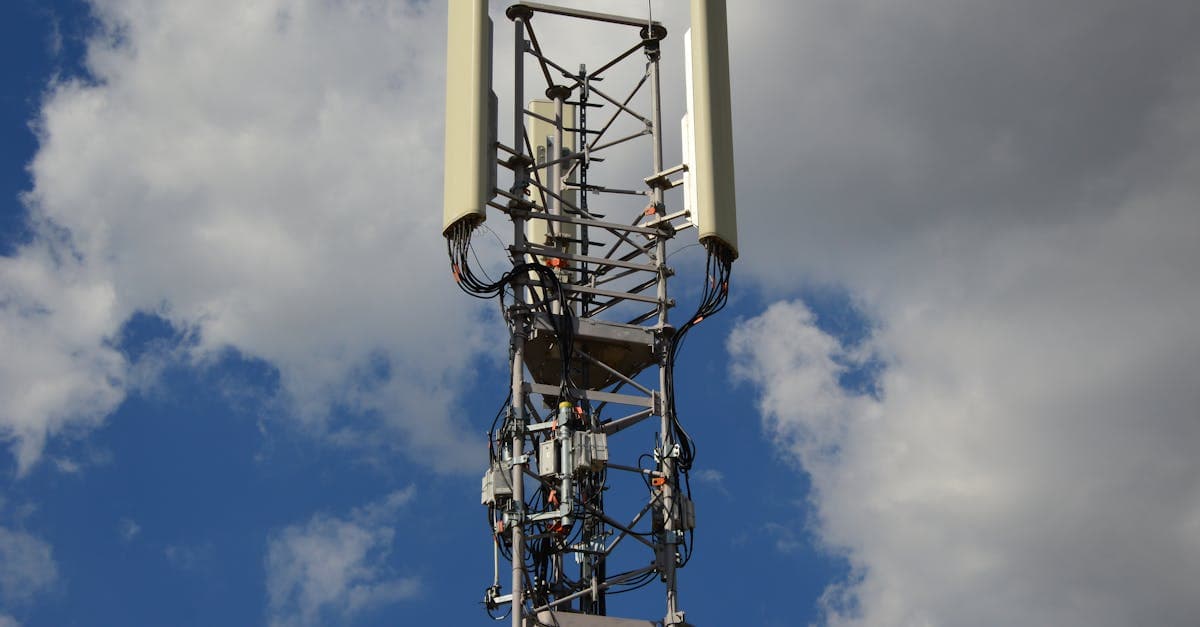 Torre cellulare moderna contro cielo azzurro che rappresenta la copertura 4G e 5G della esim giappone nel 2026