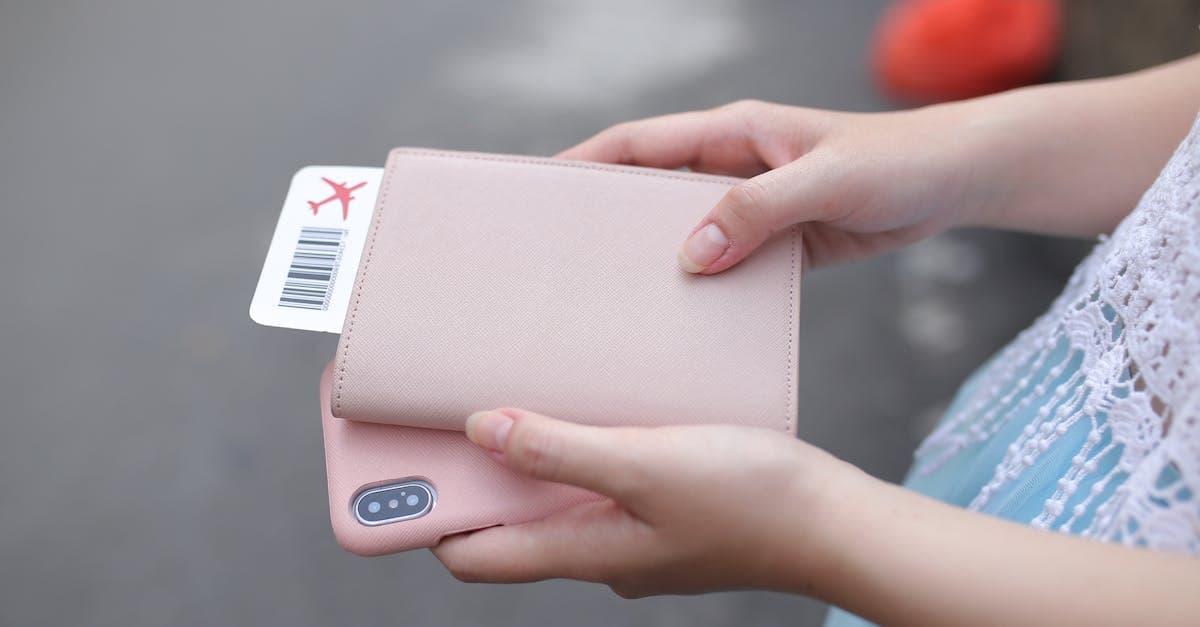 여권과 탑승권, 스마트폰을 손에 든 여성, 비행 중 필요한 여행 준비물 확인하는 모습