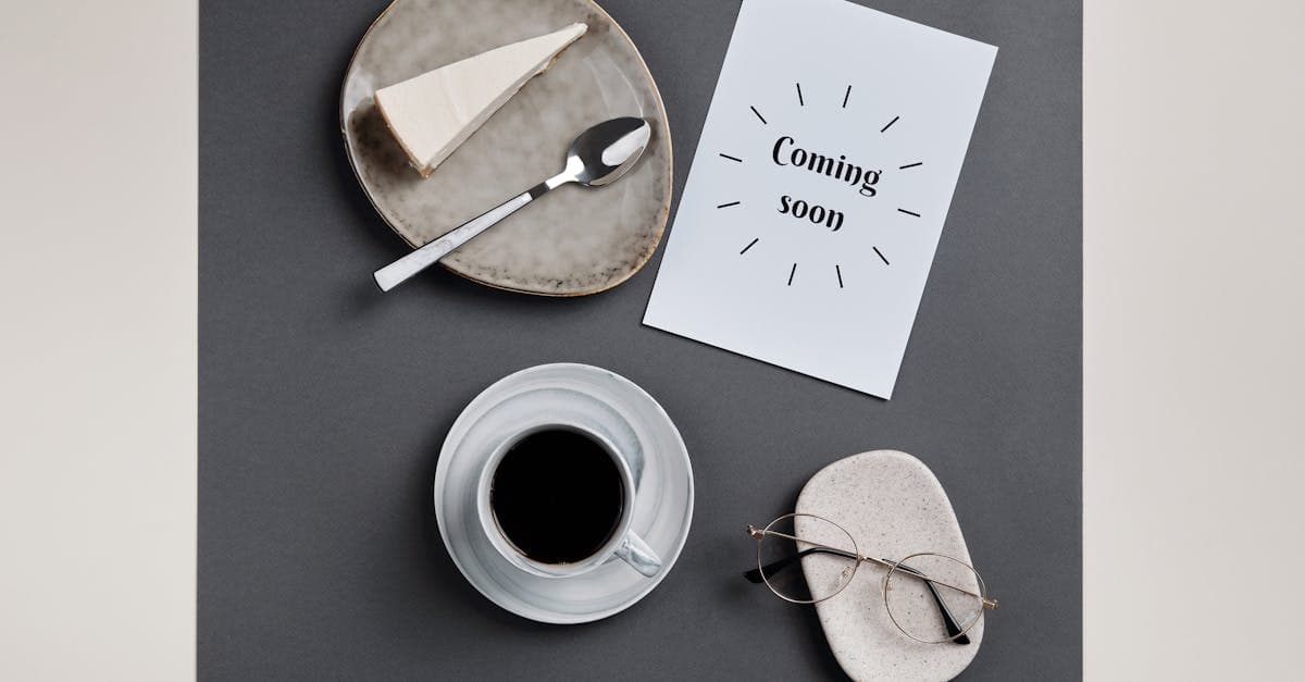 Flatlay con caffè, cheesecake e occhiali su carta, indispensabili per restare produttivi lavorando all'estero