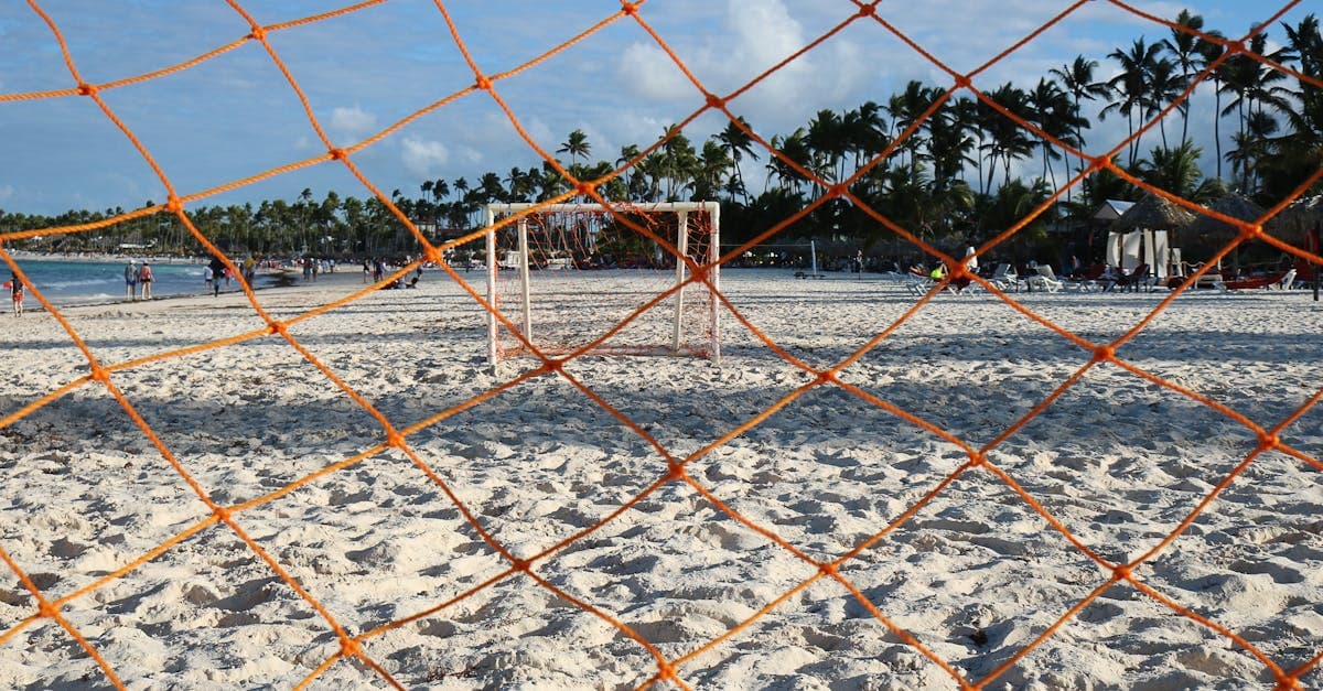 Filet de soccer orange sur la plage de Punta Cana — what to do in punta cana en République dominicaine