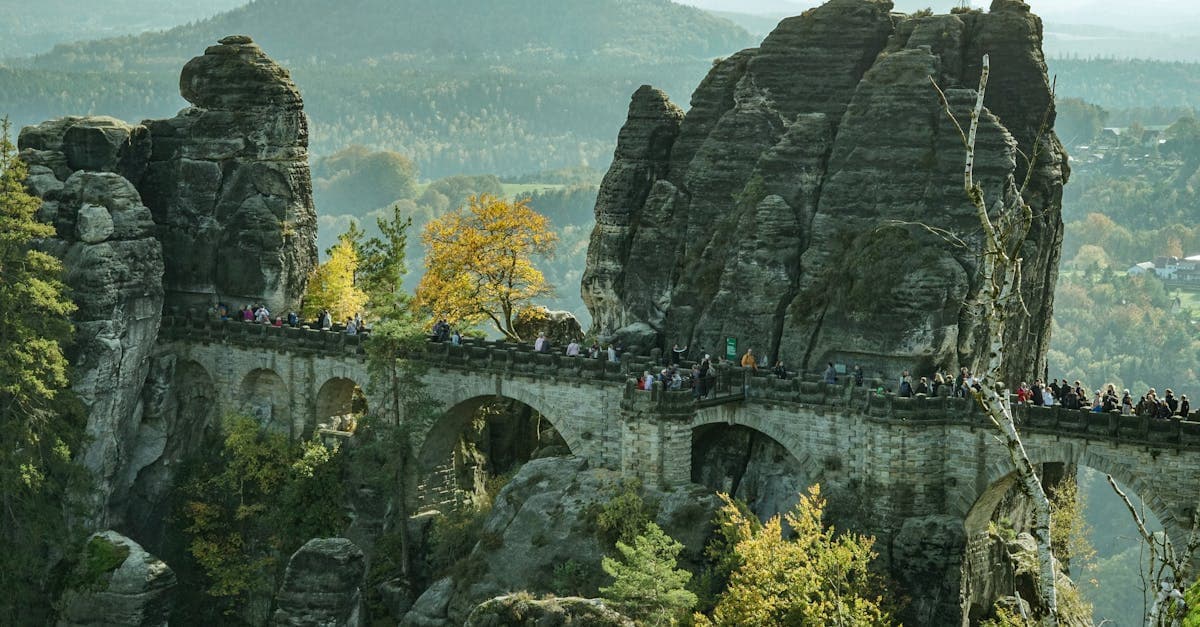 Bastei-Brücke in Sachsen mit Herbstlaub zeigt günstiges Reiseziel mit weniger Touristen