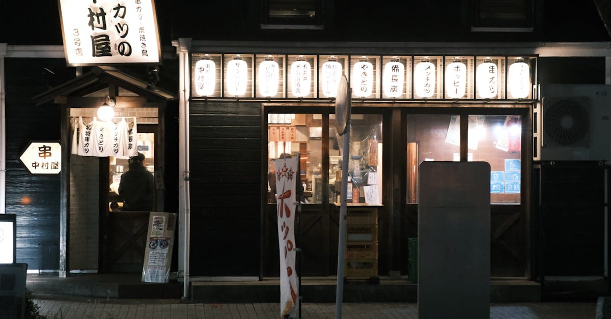 夜の豊橋で灯りが輝く飲食店の街並み、海外旅行中のeSIM・現地SIM選びで快適につながる旅の夜