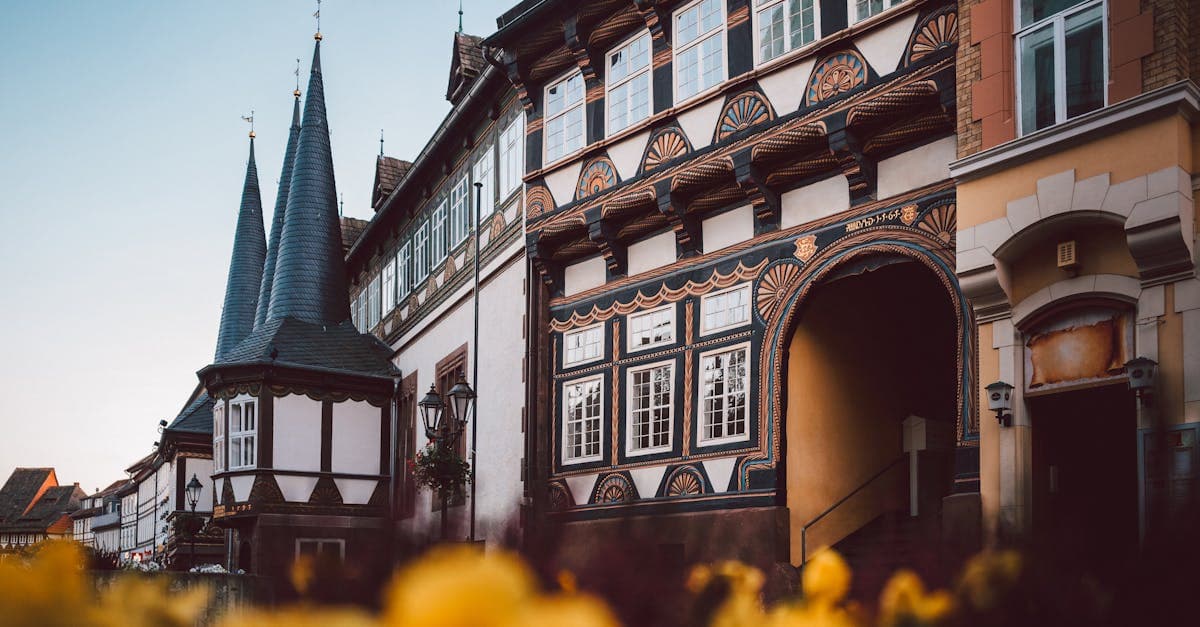 Prächtige historische Gebäude in Einbecks Altstadt zeigen günstiges Reiseziel in Deutschland