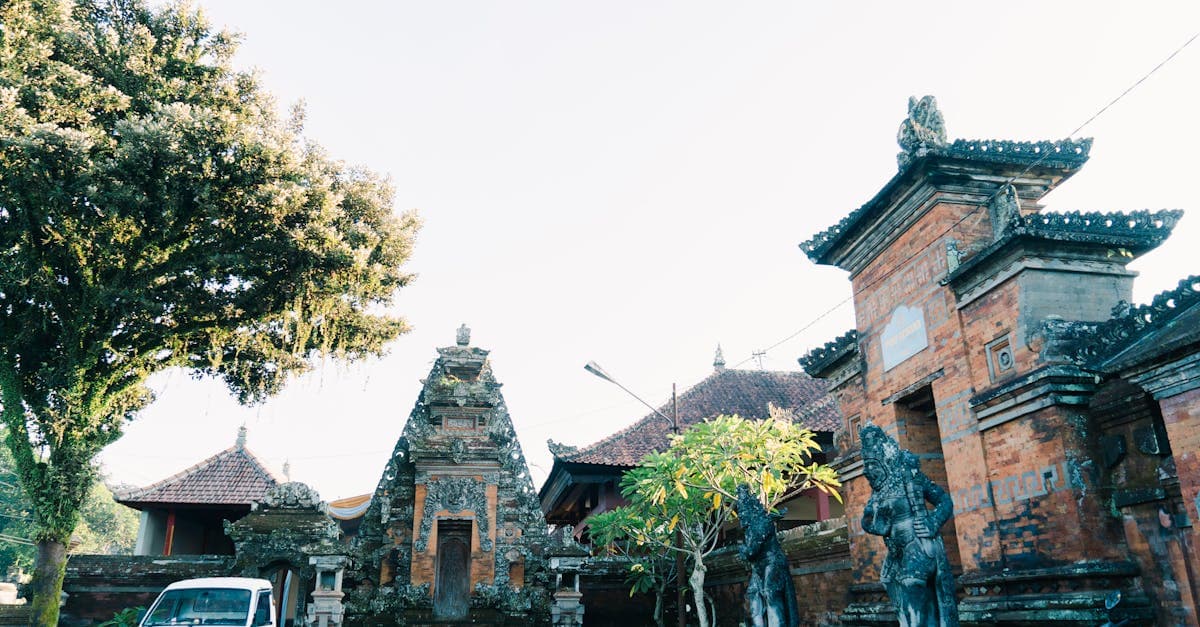 バリ旅行で欠かせない伝統的なバリ寺院、木々に囲まれた神秘的な建築空間