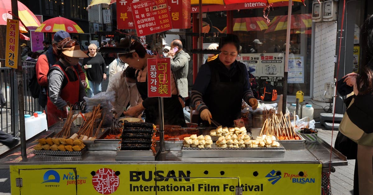 부산 영화제 야외 부스에서 꼬치를 판매하는 한국 길거리 음식 노점 풍경