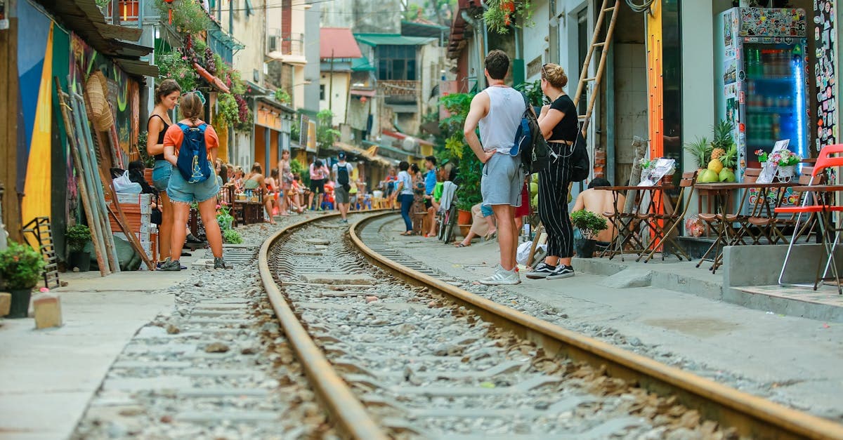 Du khách thư giãn tại cà phê đường ray, một trong những things to do in Hanoi độc đáo nhất