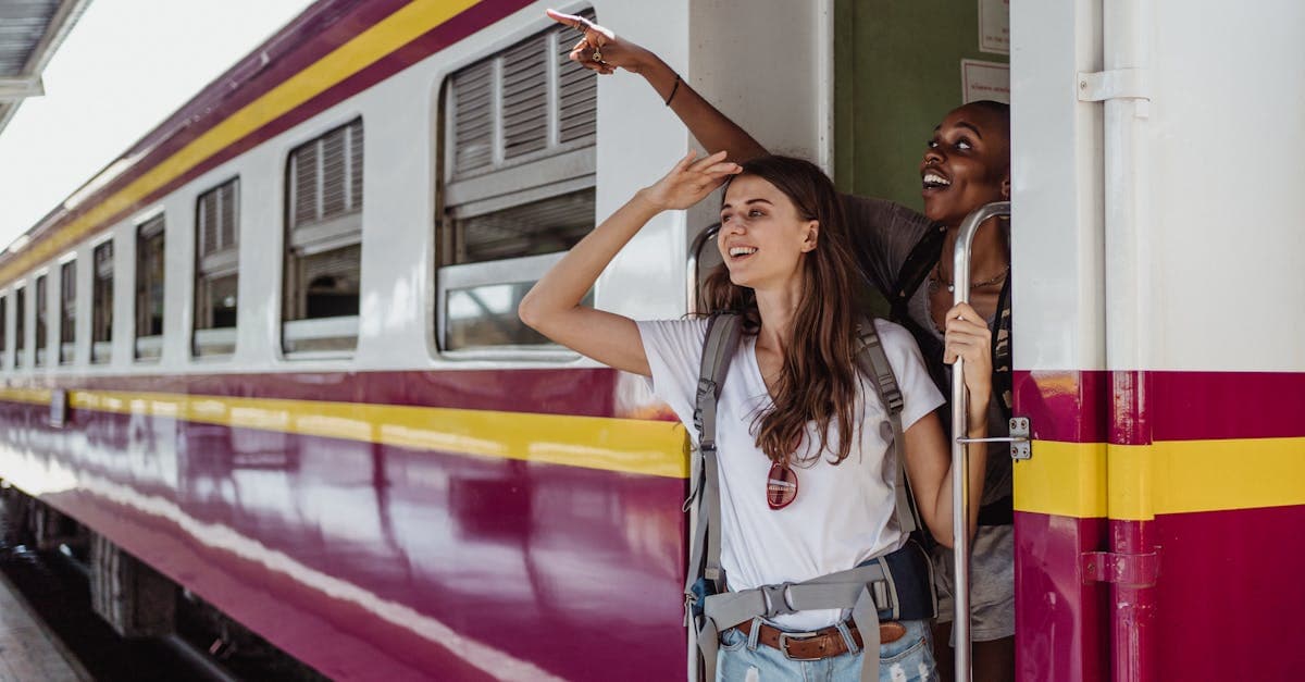 นักเดินทางหญิงสองคนนั่งรถไฟสำรวจต่างแดน พร้อมซิมต่างประเทศสำหรับเชื่อมต่ออินเทอร์เน็ต