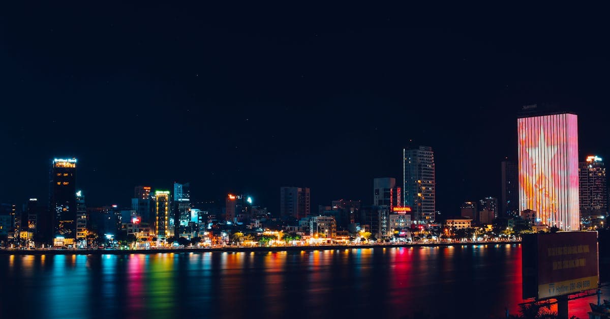 Skyline notturna di Da Nang riflessa sul fiume Han, città considerata sicura per viaggiare da soli.