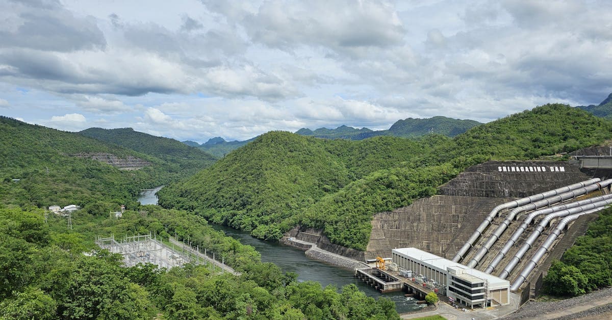 Beeindruckender Srinagarind-Staudamm in Kanchanaburi – starke Regenfälle beim Thailand Wetter in diesen Monaten meiden