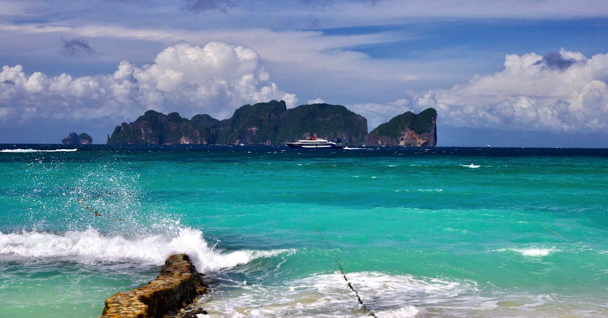 Turkisblåt hav og ø i horisonten på Andamankysten – skønne vejrforhold i Thailand.