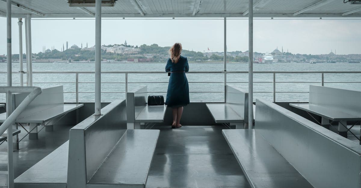 Femme admirant le panorama d'Istanbul depuis un ferry, connectée grâce à une eSIM de voyage
