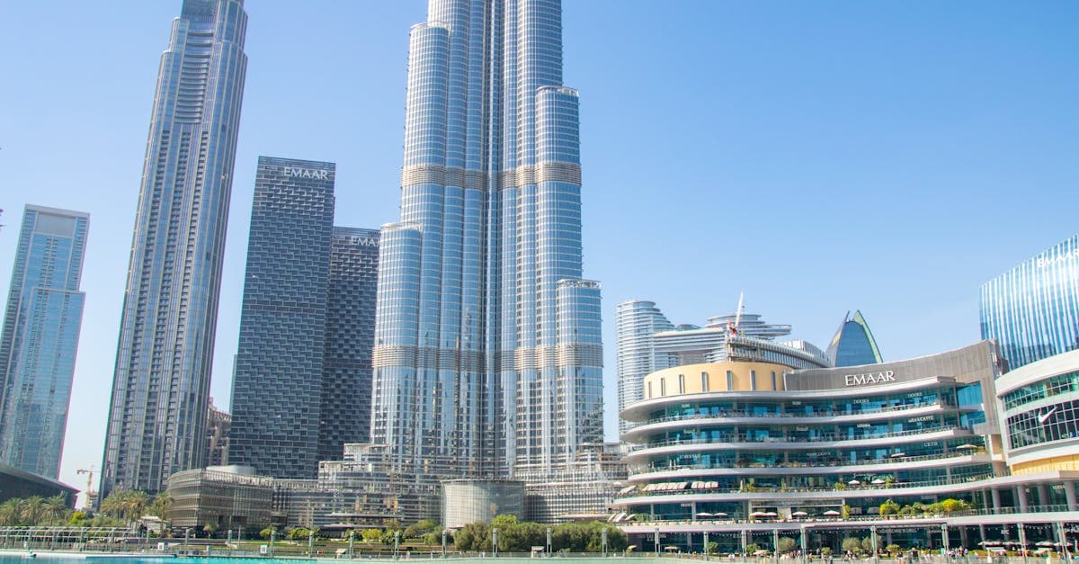 برج خليفة والناطحات السحابية تنعكس على بحيرة هادئة، قارن باقات eSIM للمسافر الإماراتي