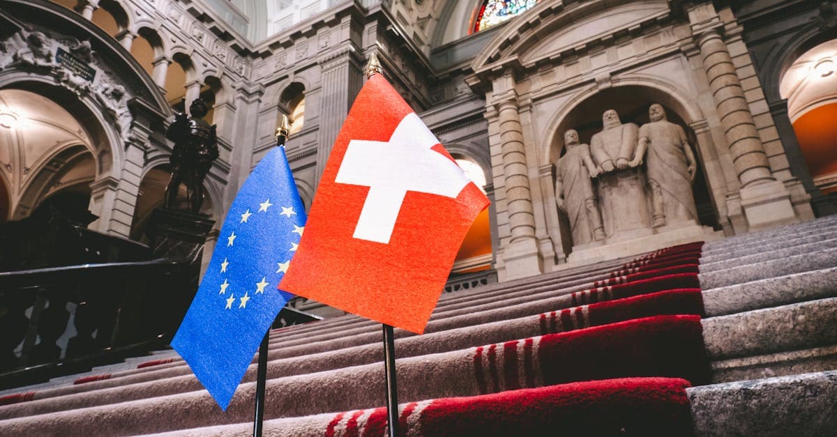 Bandeiras suíça e da UE no Parlamento Federal de Berna, países cobertos pelo eSIM Europa