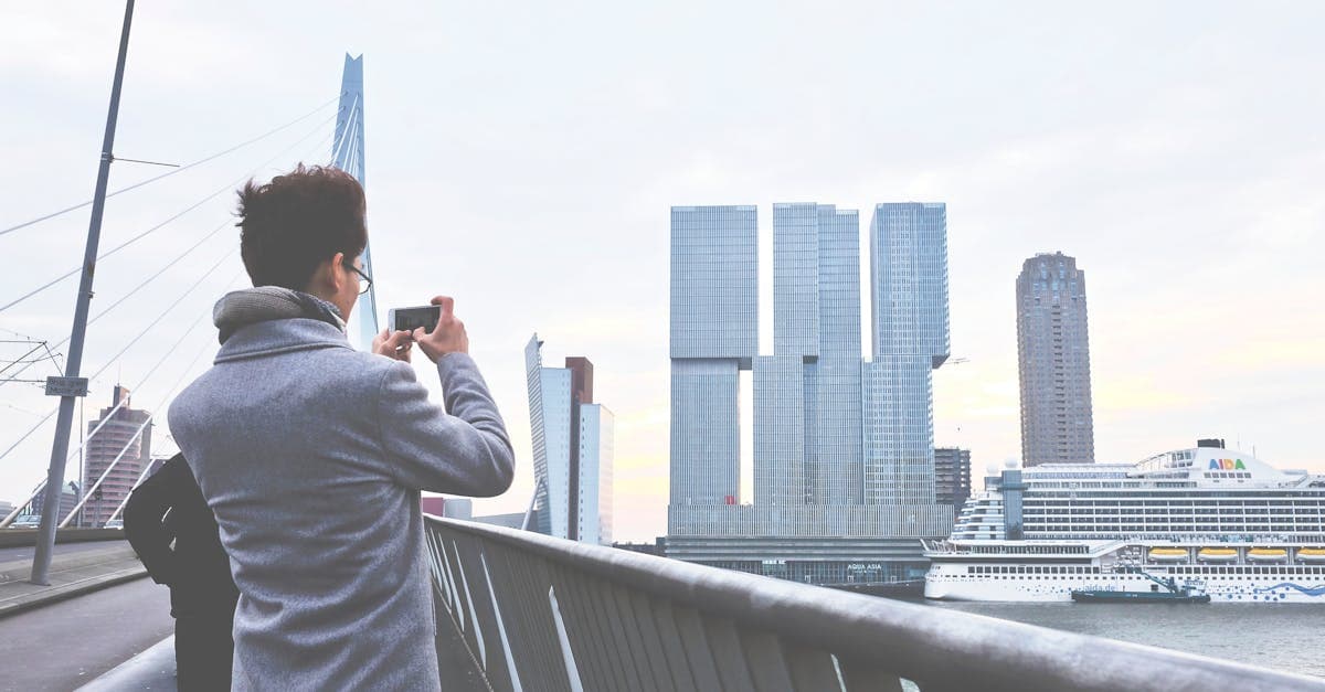 Rotterdam skyline met Erasmusbrug, fotograferen zonder roamingkosten met een esim buitenland.
