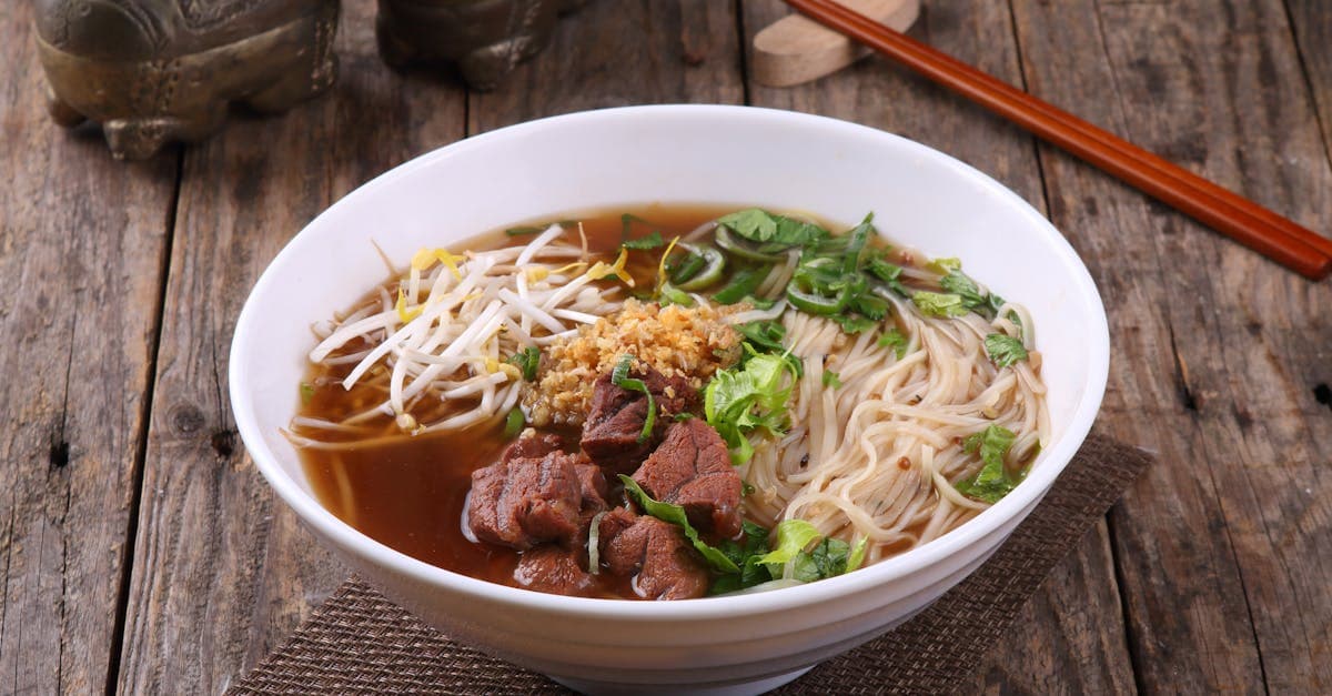 Bol fumant de pho de Hanoi avec bœuf, nouilles de riz et herbes fraîches, nourriture vietnam du Nord