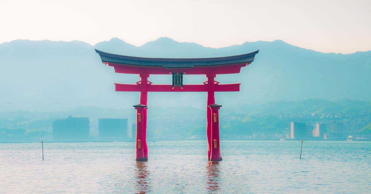 Torii-Tor des Itsukushima-Schreins spiegelt sich im Wasser – wie viel Datenvolumen brauche ich in Japan?