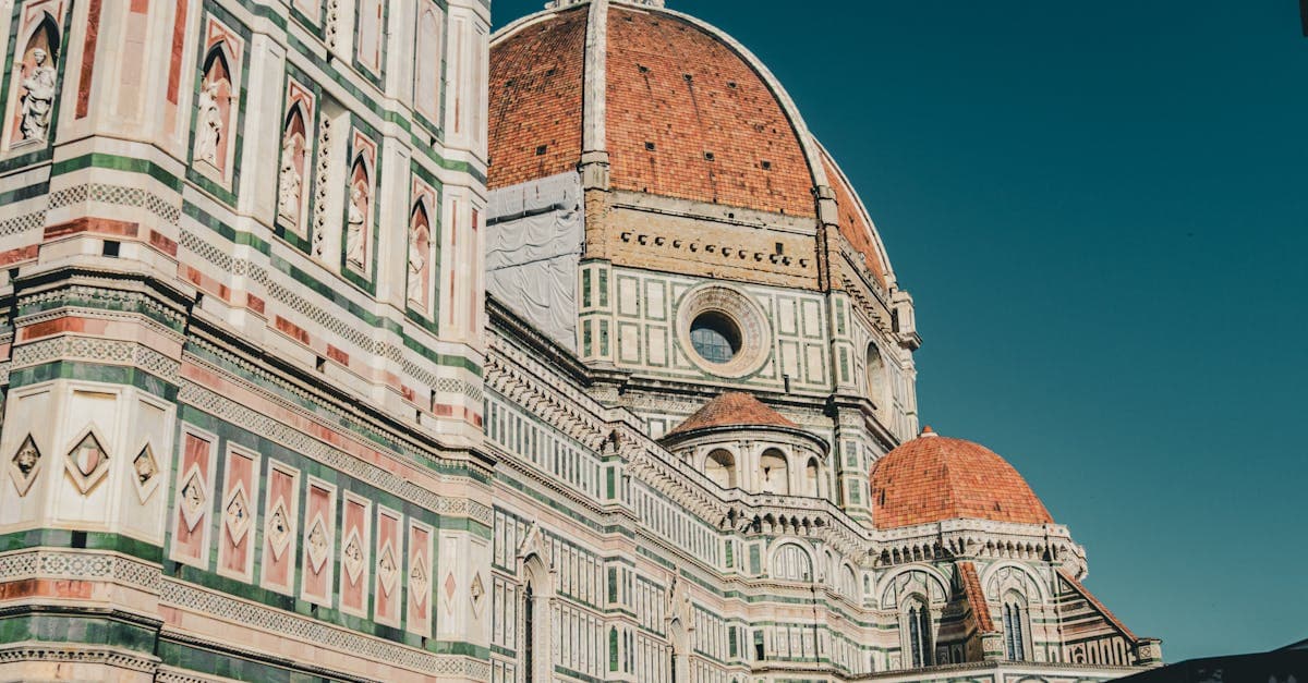 La facciata del Duomo di Santa Maria del Fiore a Firenze con la sua maestosa cupola e architettura rinascimentale