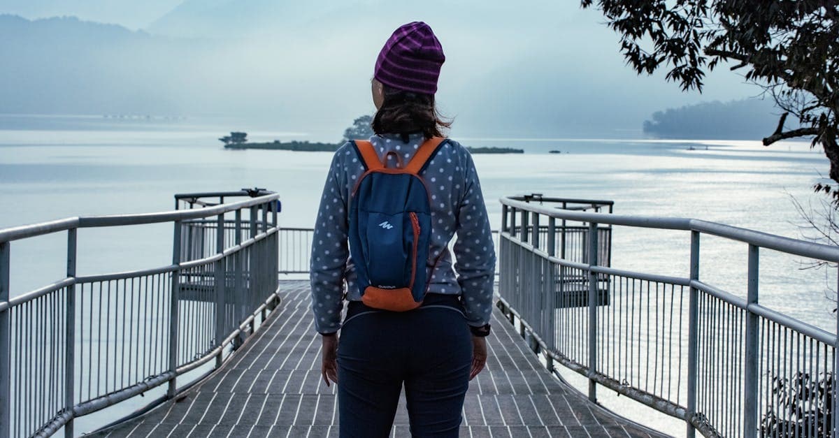 バリ島 ベストシーズンの5月・6月と9月、展望台から眺める美しい湖と山々のパノラマ