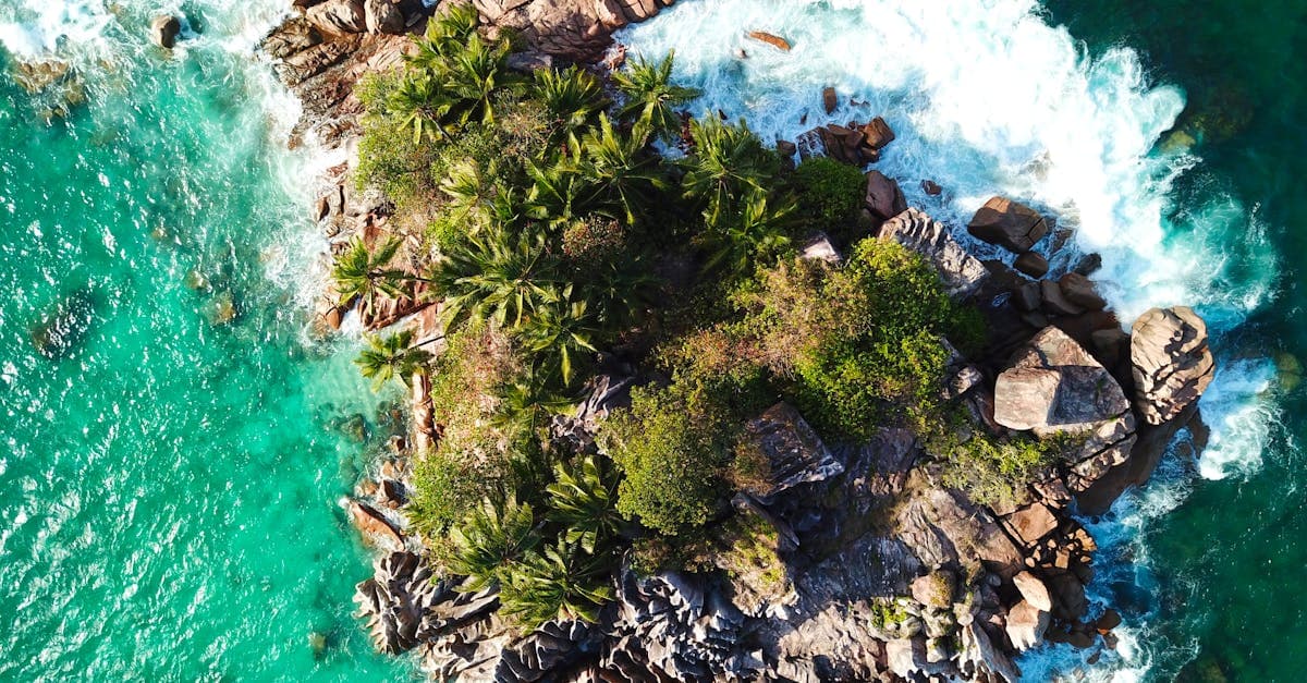 منظر جوي خلاب لجزيرة صخرية محاطة بمياه فيروزية في سيشيل خلال الموسم الجاف من مايو إلى سبتمبر