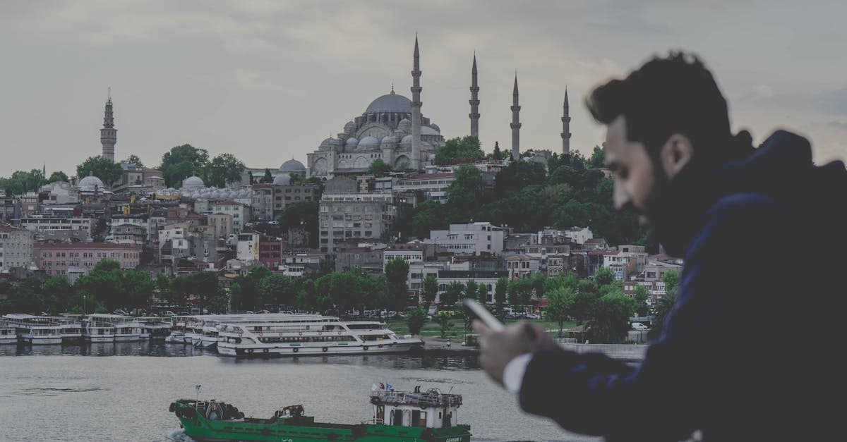 Süleymaniye Camii ve İstanbul Boğazı manzaralı köprüde duran adam, eSIM ücreti ne kadar araştıran gezgin