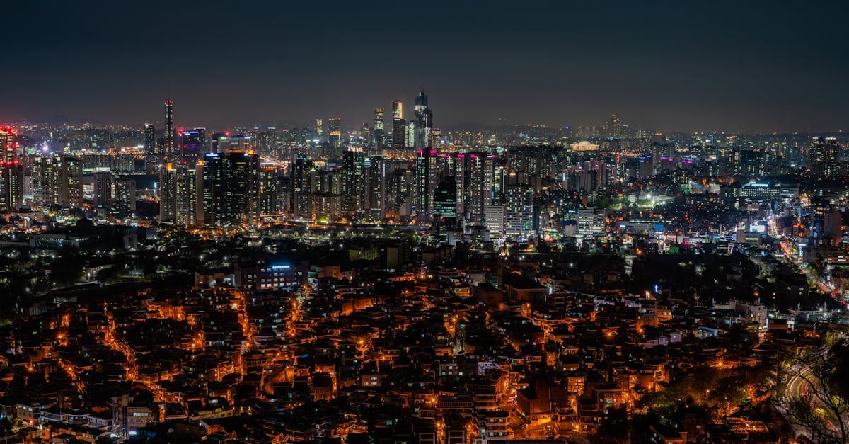 동남아와 동유럽 저렴한 해외여행지를 비교할 때 참고할 화려한 야경과 고층 빌딩 스카이라인