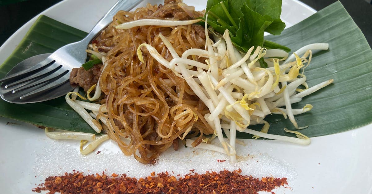 Primer plano de Pad Thai con brotes y chile, sabores del sur tailandés con influencia malaya