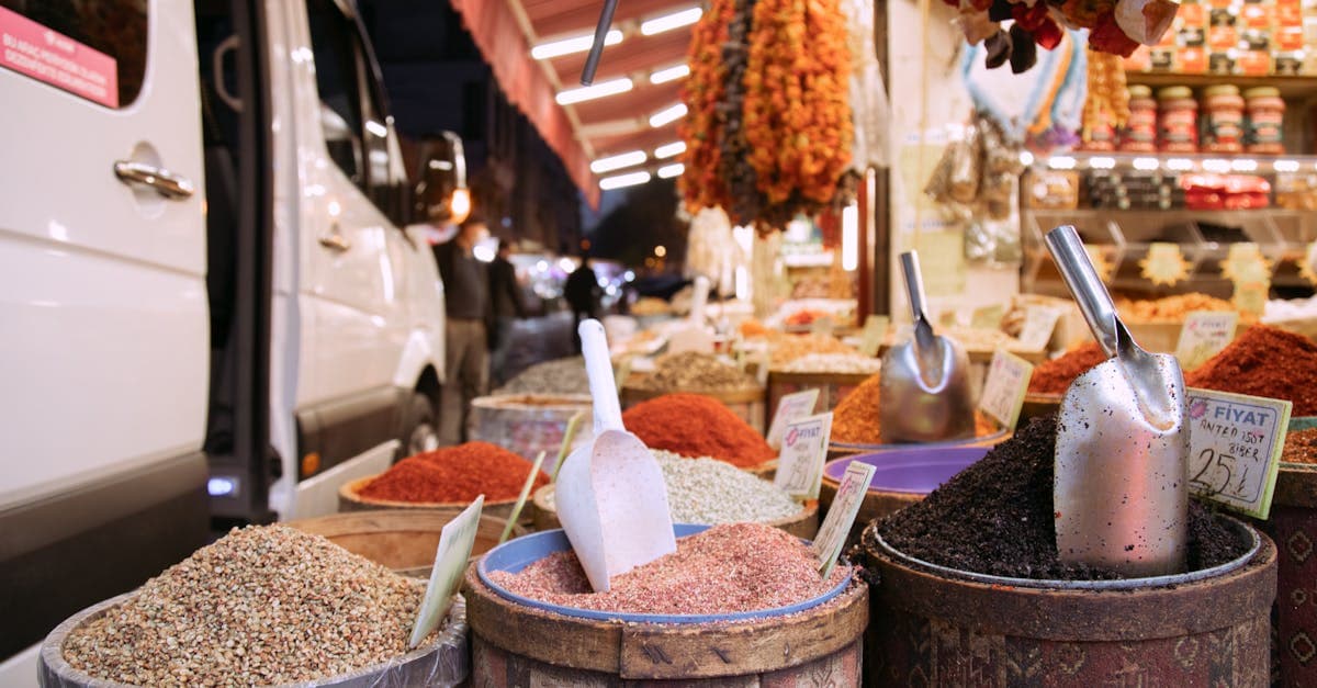İstanbul'daki pazarda renkli Asya yemekleri malzemeleri baharat ve ürünleri sunuşu