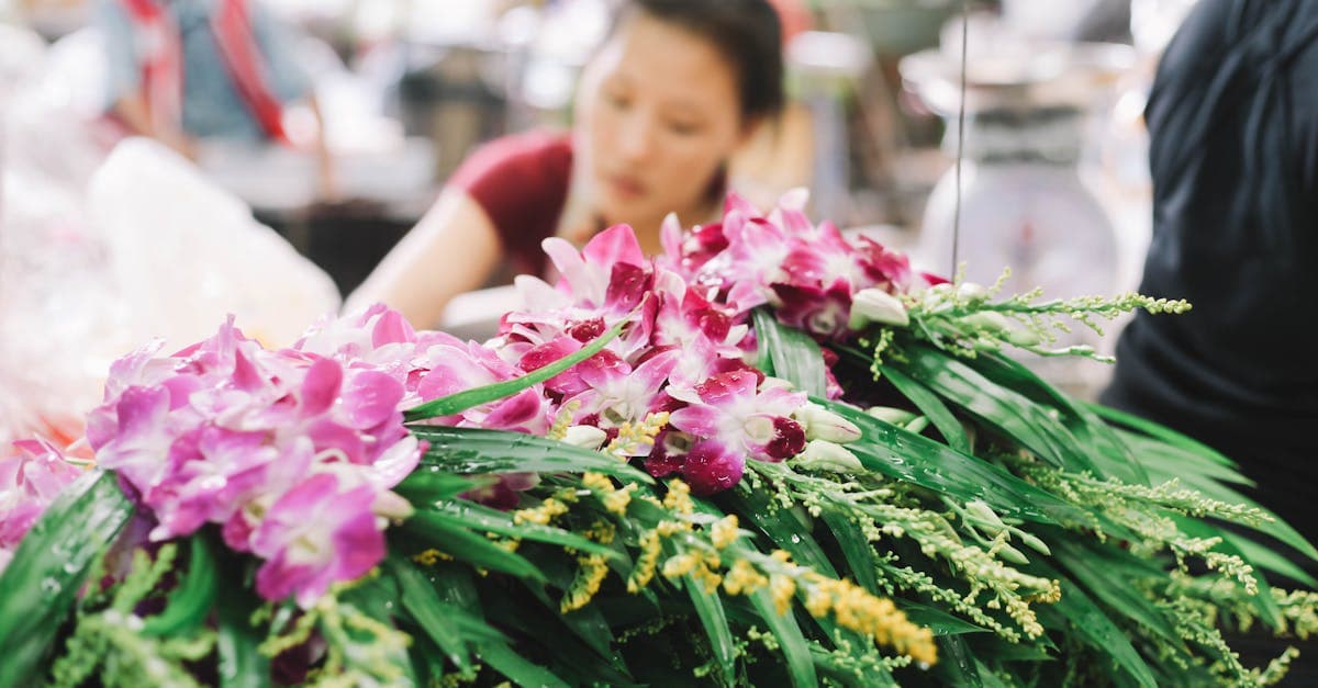 Orquídeas rosas en un mercado de flores de Bangkok, recordatorio de las vacunas obligatorias para visitar Tailandia