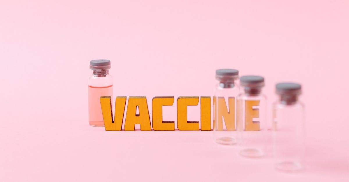 Flacons de vaccins sur fond rose avec le mot VACCINE, représentant les cliniques et pharmacies proposant des vaccins voyage.