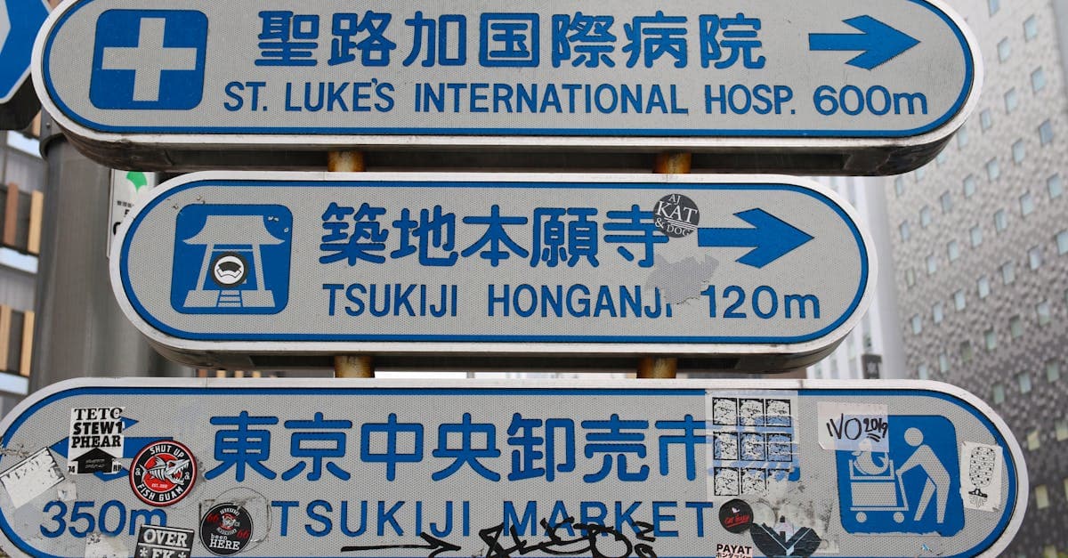 Straßenschilder in Chuo, Tokio, weisen den Weg – die beste eSIM Japan für Reisende finden.